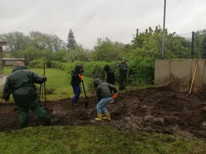 Arbeitende Gruppe im Garten