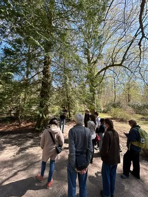Auf der Suche nach dem richtigen Baum im Klimawald.
