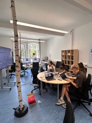 Entwickler im Testlabor an der TH Brandenburg
