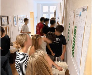 Schülerinnen im Haus der Zukunft am brainstormen