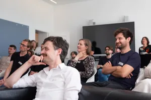 Eine Gruppe lächelnder Personen im Transferort Wittenberge