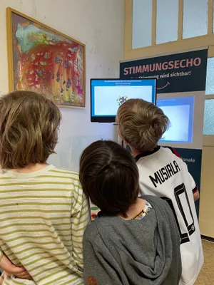 Kinder beim Stimmung abgeben