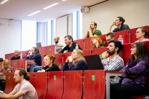 Publikum im Vorlesungssaal am Promotionstag an der FH Potsdam.