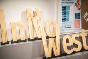 InNoWest in Holzbuchstaben