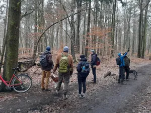 Eine Gruppe von Menschen im Wald.