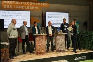 Gruppendiskussion mit Partner*innen auf der InNoWest-Bühne der SSCON.