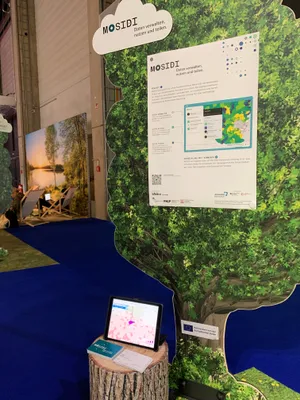 Ein Aufsteller und ein Tablet zum Testen der Software von MOSIDI-