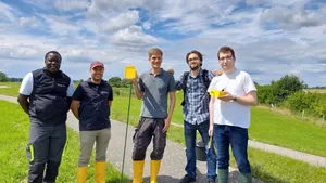Fünf männliche Personen stehen vor der Natur des Biosphärenreservates und halten einen Sensor.