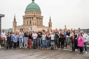 Zu sehen ist ein Gruppenfoto von Menschen, die gerade in die Luft springen