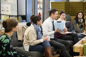Mehrere Menschen sitzen in einem Seminarraum zu einem gemeinsamen Workshop.