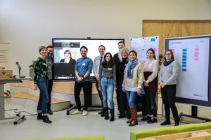 Ein Gruppenbild zeigt die Teilnehmenden des Workshops, teilweise auch hybrid zugeschaltet.