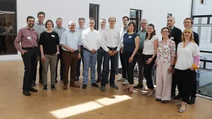 Zu sehen ist eine Gruppe von Menschen, die den InNoWest Transferbeirat abbilden