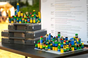  Ein Tisch mit bunten Lego-Steinen, die kreativ angeordnet sind und zum Spielen einladen. 