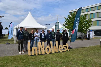 Zu sehen ist das InNoWest-Team vor ihrem Stand auf dem Potsdamer Tag der Wissenschaften 2025.