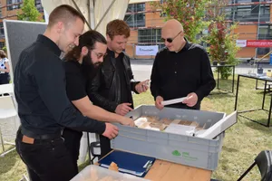 Drei Besucher beim Holz-Quiz.