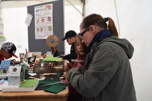 Mehrere Familien beim Basteln an unserem Stand.