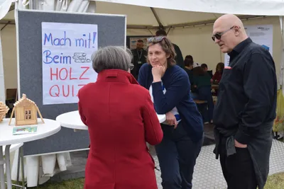 Eine Besucherin beim Holz-Quiz.