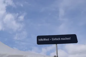 InNoWest Schild vor blauem Himmel.