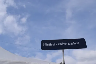 InNoWest Schild vor blauem Himmel.