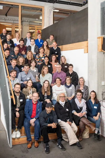 Zu sehen sind Teilnehmendes des InNoWest-Verbundtreffens auf einem Gruppenfoto im Impact Hub Berlin.