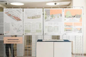 Eine Wand mit mehreren Postern zur Stadtentwicklung