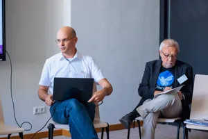 Zu sehen sind die Sprecher Malte Specht und Peter Ligner.