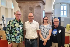 Ein Gruppenfoto in einer Halle zeigt Prof. Dr. Benjamin Nölting, Malte Specht, Dr. Josephine Jahn und Peter Ligner.