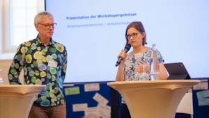 Prof. Benjamin Nölting und Dr. Josephine Jahn sprechen auf dem Podium