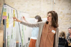 Cornelia präsentiert Workshop-Ergebnisse an einem Whiteboard