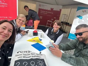 Selfie vom Team des Stands.