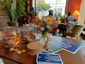 Tisch mit Spielmaterial