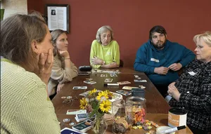 Teilnehmende am Tisch