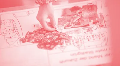 Zu sehen ist ein repräsentatives Headerbild des Teams Partizipation, mit einer Hand die etwas auf ein buntes Papier klebt.