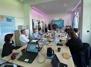 Zu sehen ist eine Menschenmenge bei einem Workshop im Transferort.