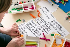 Workshopteilnehmerin mit Notizen