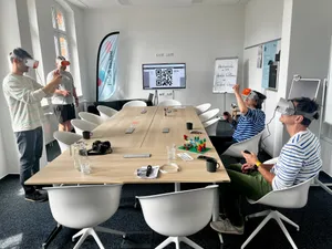 Voll ausgestatteter Konferenzraum mit InNoWest-Flagge im Hintergrund