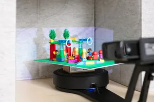 LEGO-Figuren stehen vor einem 3D Scanner