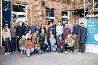 Gruppenbild der Wissenschaftlichen Mitarbeiter*innen vor dem Oranienwerk in Oranienburg