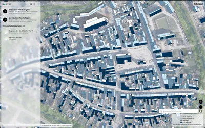 Luftaufnahme einer Stadtkarte mit vielen rechteckigen Gebäuden und Straßen in einem unregelmäßigen Muster.