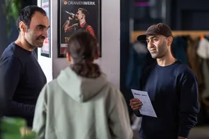 Gruppe aus drei Menschen unterhält sich.