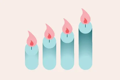 Vier unterschiedlich hohe, hellblaue Kerzen mit roten Flammen auf hellem Hintergrund.