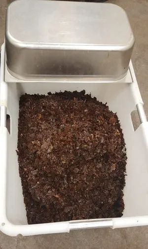 Zu sehen ist ein großer Behälter mit Laubrebel.