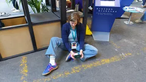 Katharina auf dem Boden sitzend.