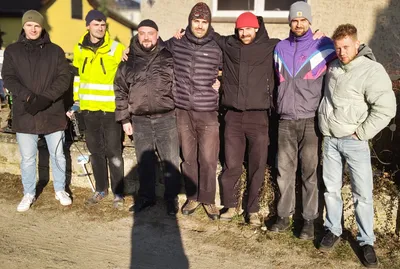 Wärmebild eines zweistöckigen Hauses mit sichtbaren Fenstern und Markierungen M1 bis M5 auf der Fassade und dem Dach