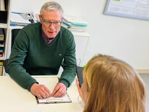 Zwei Menschen unterhalten sich in einem Büro