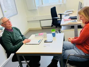 Zwei Menschen lachend im Interview