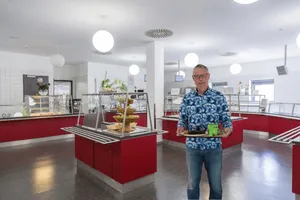 Benjamin in der FHP Mensa (bearbeitet mit Fotoshop)