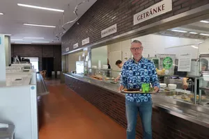 Benjamin in der HNEE Mensa (bearbeitet mit Fotoshop)