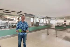 Benjamin in der THB Mensa (bearbeitet mit Fotoshop)