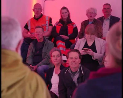 Eine Gruppe Menschen sitzt beisammen